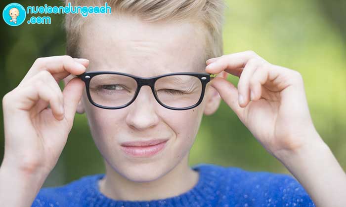 Nguyên nhân và cách chữa tật nháy mắt ở trẻ em
