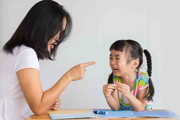 Cha mẹ sử dụng các từ ngữ xúc phạm con thì sẽ nhận lại điều gì?